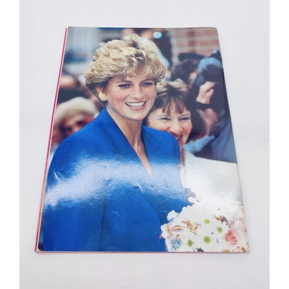 Vintage Presents A Tribute To Princess Diana 1961-1997 Magazine With Insert 90s - Picture 8 of 13